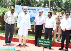 विश्व पर्यावरण दिवस : मुख्यमंत्री ने अपने निवास परिसर में रोपा आंवला का पौधा