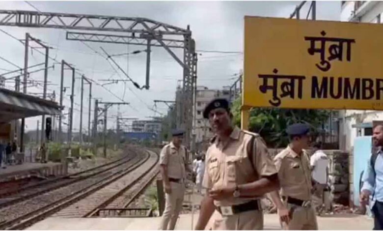 ठाणे के मुंब्रा रेलवे स्टेशन पर चलती ट्रेन से गिरे कई यात्री, चार लोगों की मौतों की आशंका 1 1 275