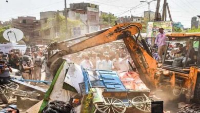 दिल्ली में 1300 से अधिक अवैध झुग्गियों पर चला बुलडोजर, गिड़गिड़ाते रहे लोग डटे रहे अधिकारी 3 12A 24