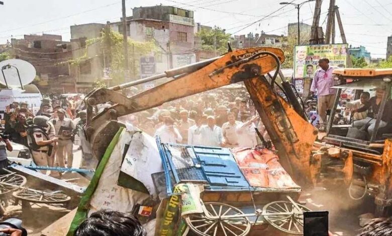 दिल्ली में 1300 से अधिक अवैध झुग्गियों पर चला बुलडोजर, गिड़गिड़ाते रहे लोग डटे रहे अधिकारी 1 12A 24