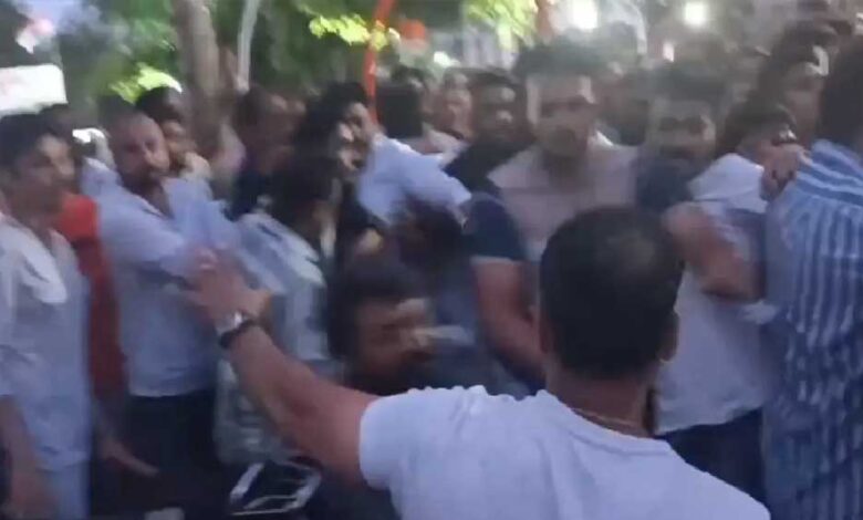राजधानी भोपाल में कांग्रेस कार्यकर्ताओं के बीच चले लात-घूंसे , BJP का तंज- बैठक या कुश्ती प्रतियोगिता? 1 18A 64