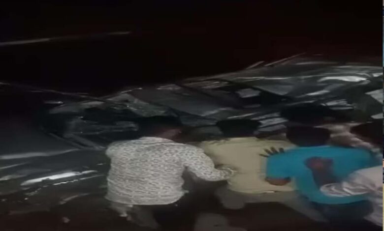 अकोला में दर्दनाक सड़क हादसा! पुल की रेलिंग तोड़ते हुए 30 फीट नीचे गिरी, 3 लोगों की मौत 1 2A 33