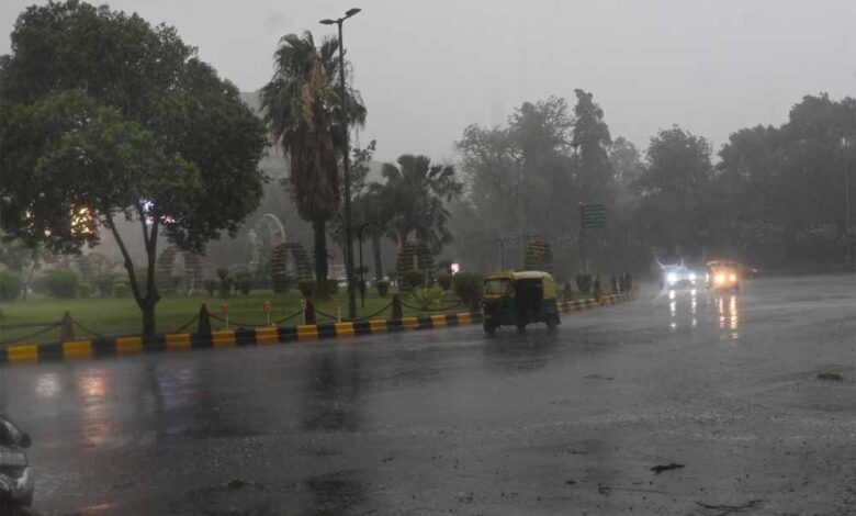 दिल्ली में आसमान में बादल नजर आ रहे हैं और आंधी के साथ हुई तेज बारिश शुरू, लोगों को गर्मी से मिली राहत: IMD 1 mosam 12