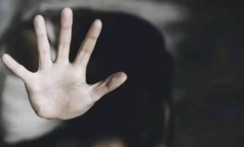 गाजियाबाद में महिला ने दुष्कर्म और ब्लैकमेल कर 24 लाख रुपये के अलावा 25 तोला सोने के जेवर ऐंठने का आरोप लगाया 1 rape 22 1 4