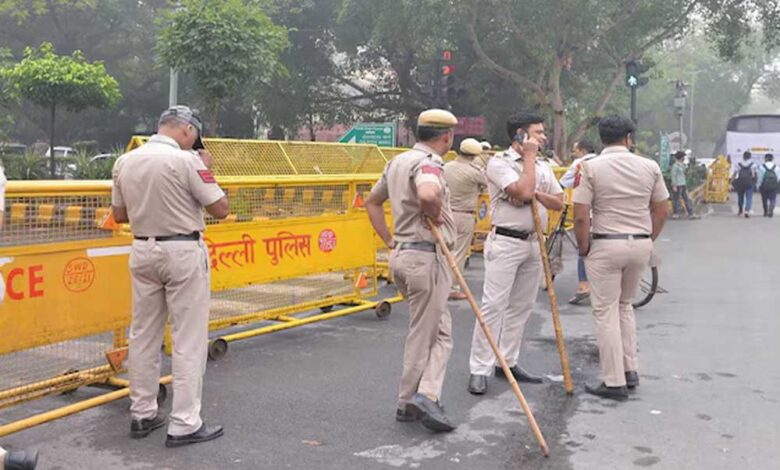 दिल्ली के 20 स्कूलों में सुबह-सुबह बम की धमकी, बेंगलुरु के 40 स्कूलों को भी थ्रेट मेल 1 18A 17