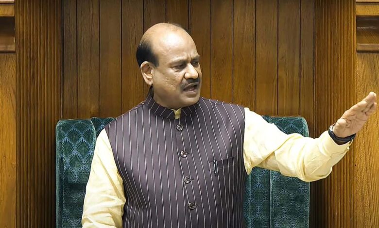 लोकसभा में गर्मा-गर्मी: स्पीकर बिरला ने कांग्रेस सांसद से पूछा – नई पीढ़ी को यही सिखाते हो? 1 24A 121