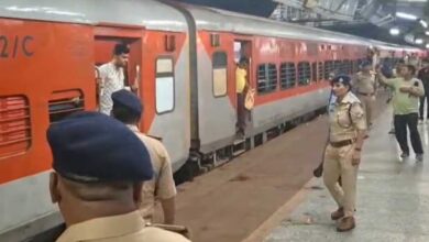 छत्तीसगढ़ संपर्क क्रांति ट्रैन में बम की सूचना से मचा हड़कंप, झांसी में ट्रेन खाली कर की ली गई तलाशी 5 5A 43