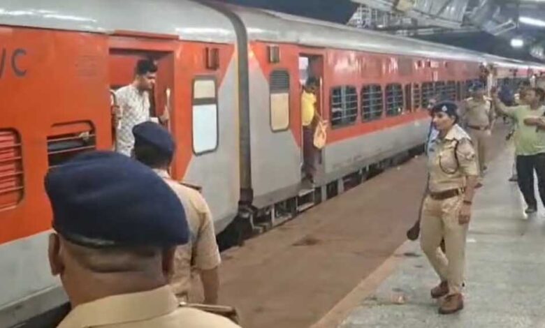 छत्तीसगढ़ संपर्क क्रांति ट्रैन में बम की सूचना से मचा हड़कंप, झांसी में ट्रेन खाली कर की ली गई तलाशी 1 5A 43