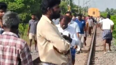 तमिलनाडु में रेलवे ट्रैक पार कर रही स्कूल वैन को ट्रेन ने मारी टक्कर, दो बच्चों की दर्दनाक मौत 4 8A 25
