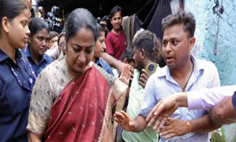 दिल्ली: CM रेखा गुप्ता पर हमला, BJP ने बताया- हाथ पकड़कर खींचने की कोशिश, सिर पर लगी चोट 1 20A 32
