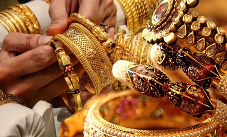 सोना 1400 रुपये सस्ता, चांदी 1,13,000 के पार — खरीदारी से पहले जानें आज के रेट 1 gold 975 3
