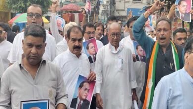 इंदौर में दिग्विजय सिंह का विरोध, दिखाए गए काले झंडे और फेंकी गई चूड़ियां 8 27 A 143