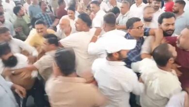उत्तराखंड कांग्रेस की बैठक में बवाल: दो गुटों में मारपीट, वरिष्ठ नेता के फटे कपड़े 5 5A 6
