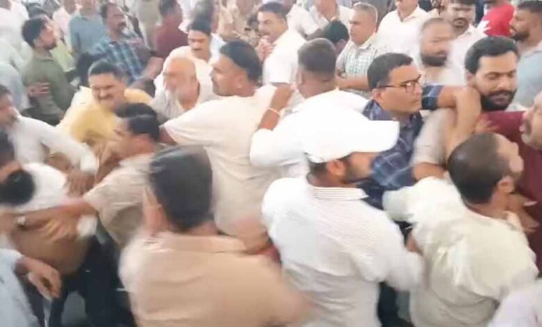 उत्तराखंड कांग्रेस की बैठक में बवाल: दो गुटों में मारपीट, वरिष्ठ नेता के फटे कपड़े 1 5A 6