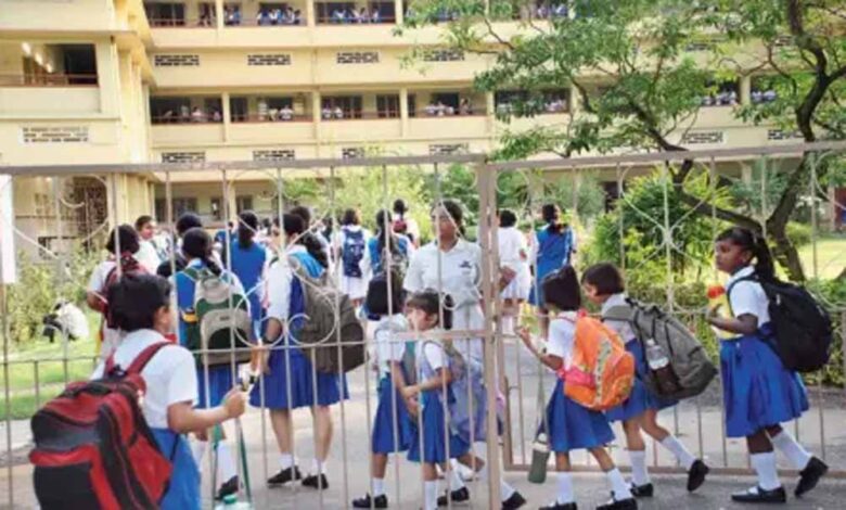 एमपी सरकार ने लिया बड़ा फैसला: प्राइवेट स्कूल के बच्चों की फीस के लिए सीधे बैंक खाते में भेजे जाएंगे 20 हजार रुपये 1 student 1