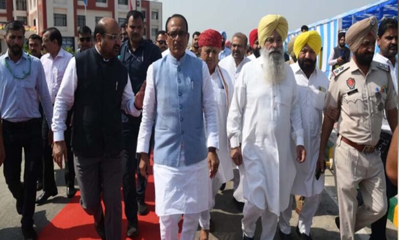 बाढ़ पीड़ितों के बीच पहुंचे कृषि मंत्री शिवराज चौहान, लुधियाना में दी आर्थिक मदद 1 14A 99