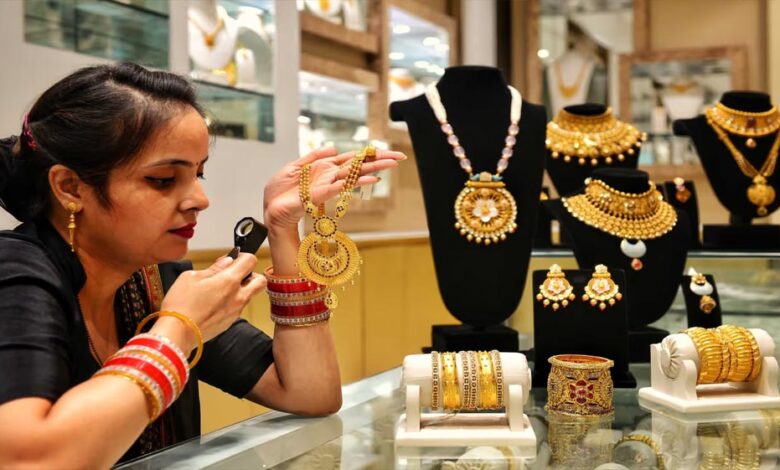 सोना 9000 रुपये, चांदी ₹23,000 हुई सस्ती, क्या अब भी गिरेंगे भाव? 1 25A 157