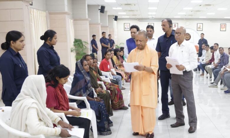 समस्या लेकर आये लोगों से मिले मुख्यमंत्री, बोले- आपकी सेवा ही सरकार की प्राथमिकता 1 27A 92