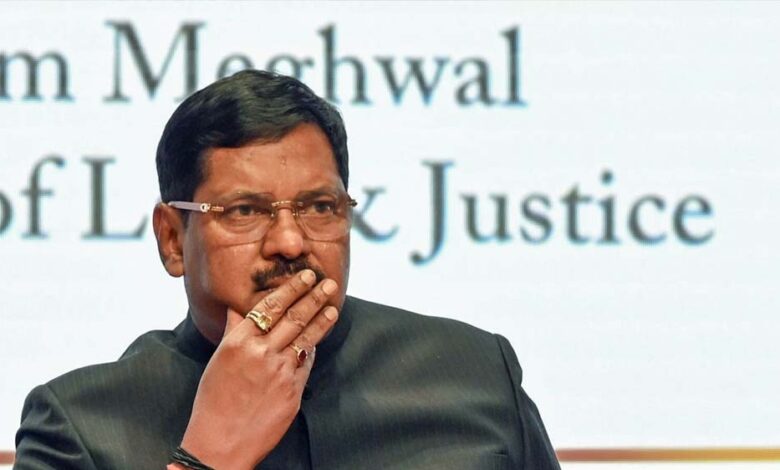 सुप्रीम कोर्ट में CJI बीआर गवई पर वकील ने जूता फेंका, आरोपी को पुलिस ने हिरासत में लिया 1 6A 71