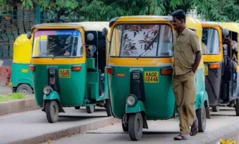 दिल्ली में बढ़ी ऑटो लूट की वारदातें, यात्रियों से छीने जा रहे मोबाइल और पर्स 1 auto