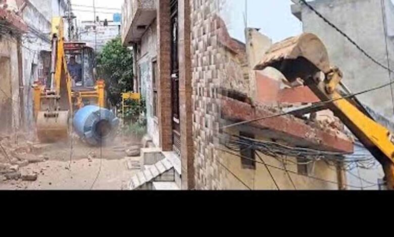 अकाली दल के पूर्व डिप्टी मेयर की बिल्डिंग पर निगम का बुलडोज़र, अवैध निर्माण ध्वस्त 1 pila punja