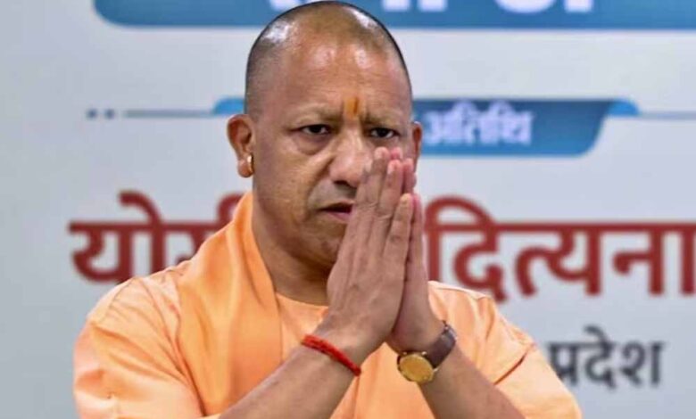 मुख्यमंत्री ने पं. छन्नूलाल मिश्र को दी श्रद्धांजलि, परिजनों से मिलकर व्यक्त की संवेदना 1 yogi d 93 5 1