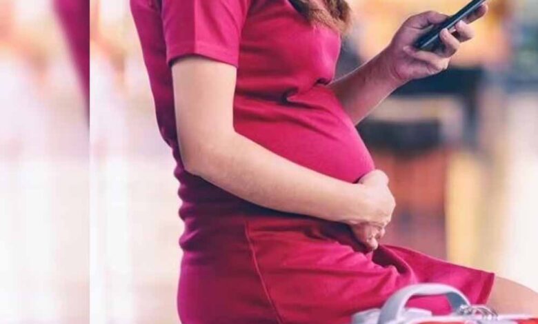 गर्भवती महिलाओं को मोबाइल का उपयोग सीमित क्यों रखना चाहिए? जानें अहम कारण 1 1 504