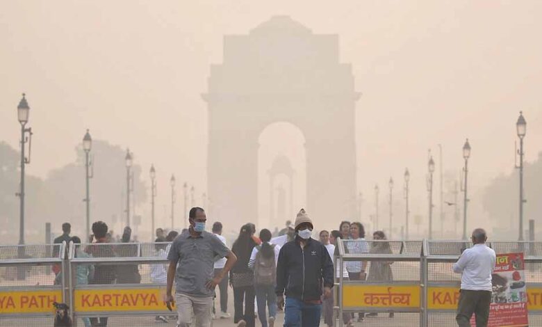 दिल्ली-NCR में जहरीली हवा का कहर: इंडिया गेट धुंध में ओझल, कई इलाकों में AQI 400+ 1 1 552
