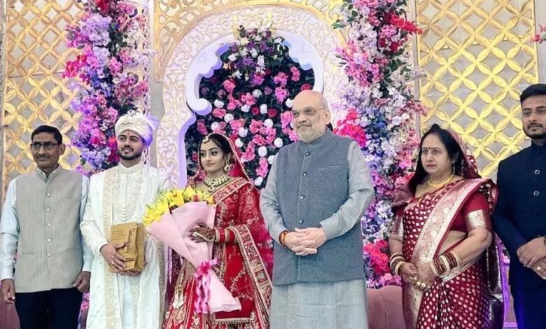 BJP कार्यालय के टाइपिस्ट की बेटी की शादी में शामिल हुए अमित शाह, सोशल मीडिया पर चर्चा 1 26A 101