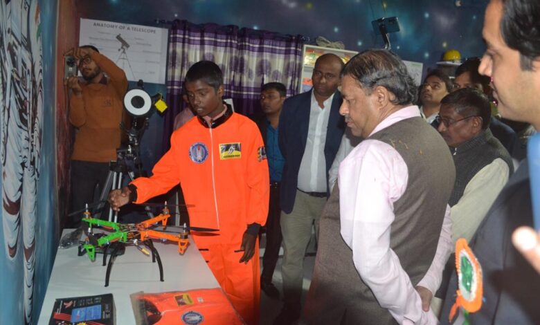 इसरो स्पेस एप्लीकेशन सेंटर के डायरेक्टर डा. निलेश एम.देसाई पहुंचे मऊ 1 29A 10
