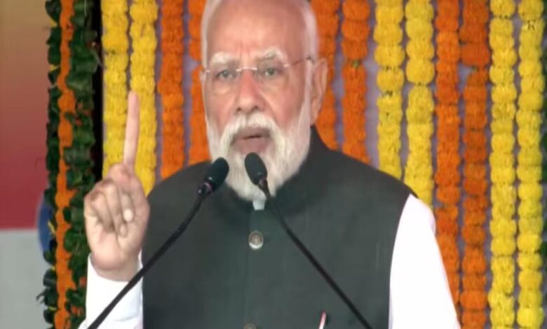 PM मोदी ने काशी से 4 नई 'वंदे भारत' ट्रेनों को किया रवाना, बोले– यह आत्मनिर्भर भारत की पहचान है 1 8A 2
