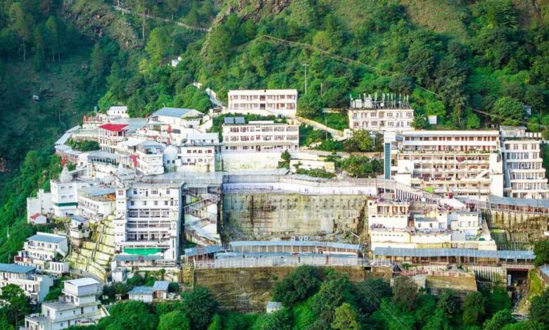 वैष्णो देवी यात्रा में सुरक्षा की नई ढाल: श्राइन बोर्ड का मास्टर प्लान, 700 कैमरों से होगी 24x7 निगरानी 1 1 957