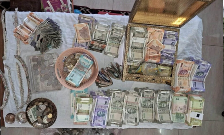 कर्नाटक में बड़ा मामला: मंत्री जमीर अहमद के सेक्रेटरी के घर लोकायुक्त का छापा, 14 करोड़ बरामद 1 25A 58