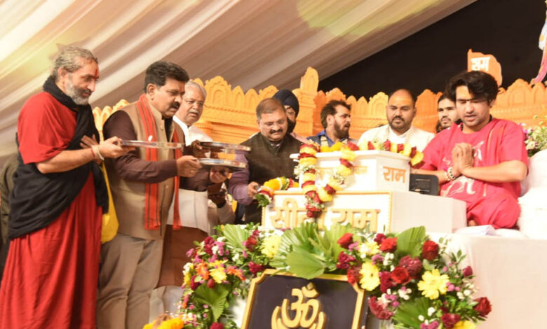 रायपुर : हनुमंत कथा के चौथे दिवस उप मुख्यमंत्री विजय शर्मा हुए शामिल, पं. धीरेंद्र शास्त्री से लिया आशीर्वाद 1 29A 17