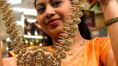 सोने-चांदी के दामों में नरमी, ऊपरी स्तर से लगातार दूसरे दिन गिरावट 3 gold 3
