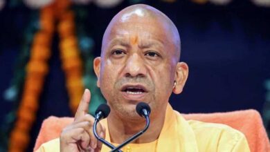 बच्चों को देख खुद उनसे मिलने पहुंचे मुख्यमंत्री योगी आदित्यनाथ 3 yogi 89 1 2
