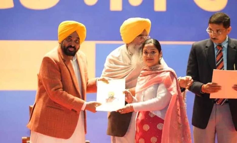 सीएम भगवंत मान ने 916 युवाओं को बांटे नियुक्ति पत्र, 63,943 लोगों को बिना सिफारिश मिली सरकारी नौकरी 1 Punjab News 01 1 21