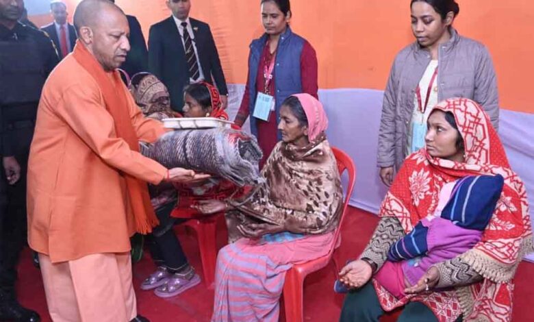 मुख्यमंत्री ने भीषण ठंड में रैनबसेरा पहुंच लोगों का जाना हाल 1 yo