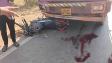 भीषण सड़क हादसा: लौह अयस्क से लदे ट्रक की टक्कर से बाइक सवार 50 मीटर तक घसीटे गए, दो युवकों की दर्दनाक मौत 5 1 140