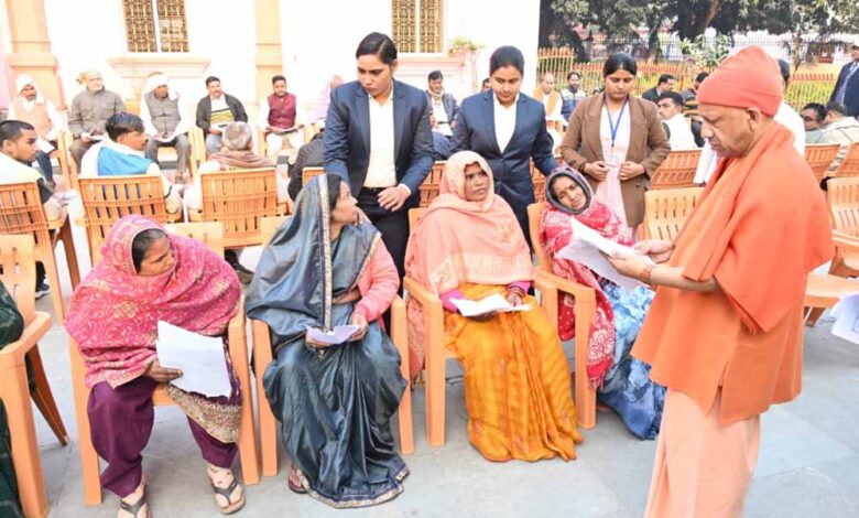 आनुष्ठानिक व्यस्तता में भी मुख्यमंत्री ने जारी रखा जनसेवा अनुष्ठान 1 1 351