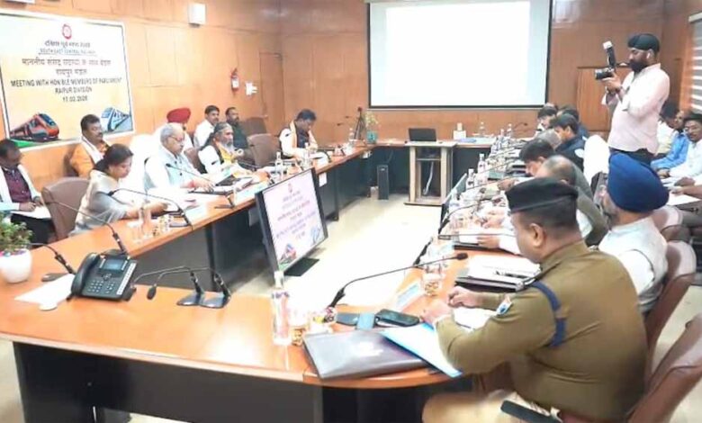 दपूमरे जीएम तरुण प्रकाश के साथ सांसदों की बैठक, रायपुर–दुर्ग स्टेशन री-डेवलपमेंट की धीमी रफ्तार पर चिंता 1 1 430