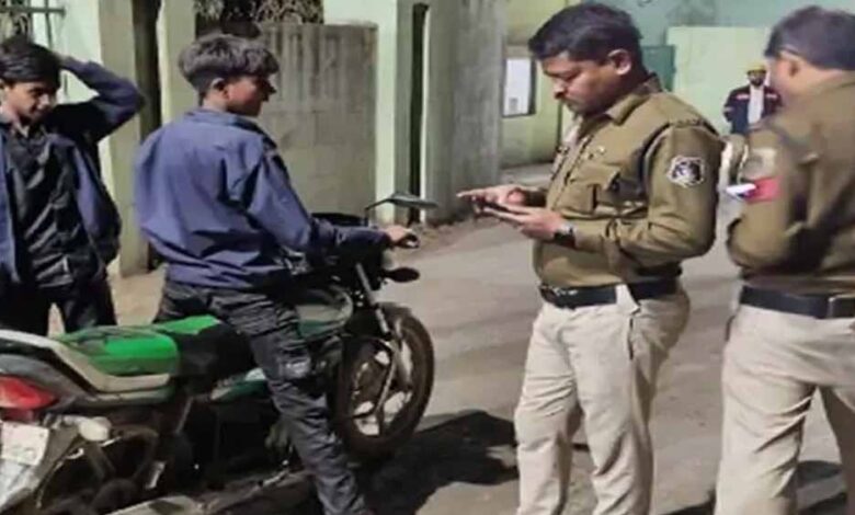 नई ऐप से चोरी की गाड़ियों पर कड़ी नजर, मॉडिफाई साइलेंसर और हैवी हार्न पर अभियान तेज 1 11A 82