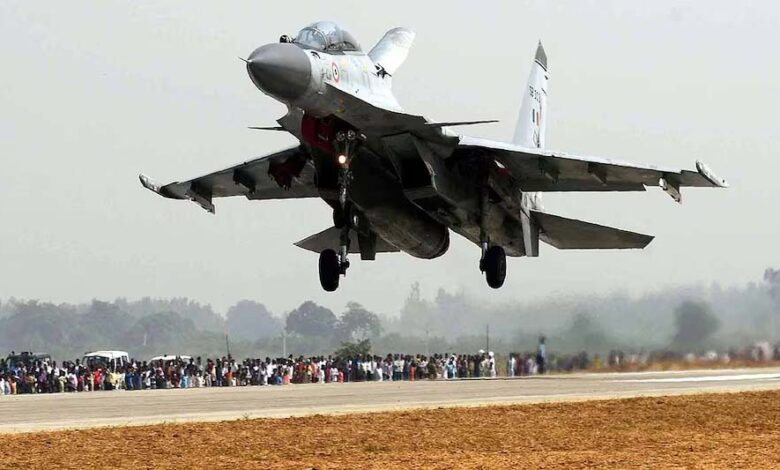 डिब्रूगढ़ में प्रधानमंत्री मोदी का ऐतिहासिक आगमन: नेशनल हाईवे पर पहली बार PM विमान की लैंडिंग 1 14A 27