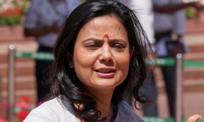 पूर्व प्रेमी के खिलाफ हाईकोर्ट पहुंचीं महुआ मोइत्रा, कुत्ते को लेकर विवाद हुआ सुर्खियों में 1 19A 103