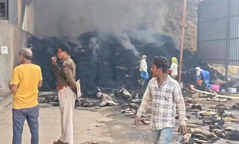 राइस मिल में भीषण आग, लाखों का धान और हजारों खाली बारदाने जलकर राख 1 2 556