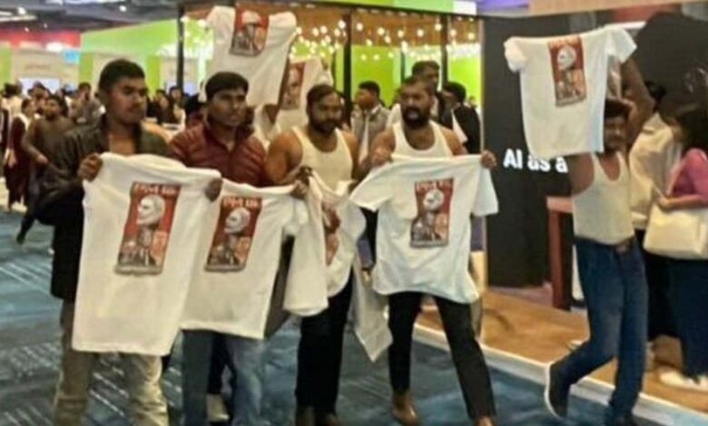 पुलिस कस्टडी में भेजे गए चार यूथ कांग्रेसी कार्यकर्ता, AI सम्मेलन में शर्टलेस प्रदर्शन पर कोर्ट ने दिखाई सख्ती 1 21A 189