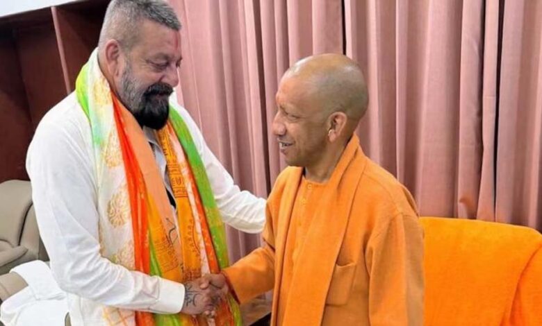 सीएम योगी से संजय दत्त की मुलाकात, रोड शो में गूंजे जय श्रीराम के नारे 1 24A 12