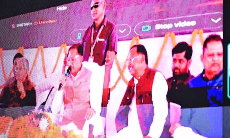 मुख्यमंत्री विष्णु देव साय ने महिला कृषक बसंती को दी बधाई 1 Basanti 01