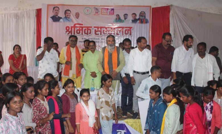 उत्तर बस्तर के अंतागढ़ में हुआ श्रमिक सम्मेलन, 7930 श्रमिकों को किया लाभान्वित 1 Chhattisgarh News 11 1