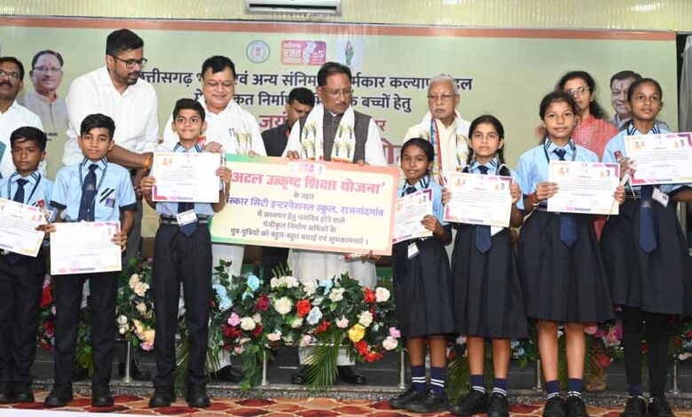 मेहनत की चमक, सरकारी सहारे से उड़ान: श्रमिक की बेटी डिंपल कश्यप का संस्कार सिटी स्कूल में सुनहरा भविष्य 1 Shikha 01 1
